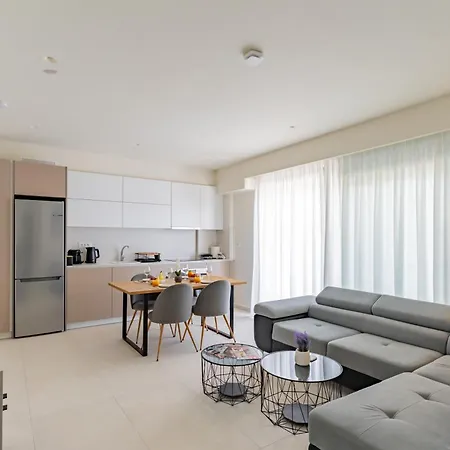 Sunlit Luxury Apartment, Rhodes 아파트 *